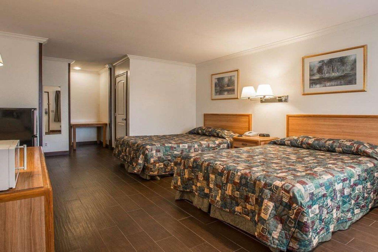 Rodeway Inn Ривърсайд Екстериор снимка