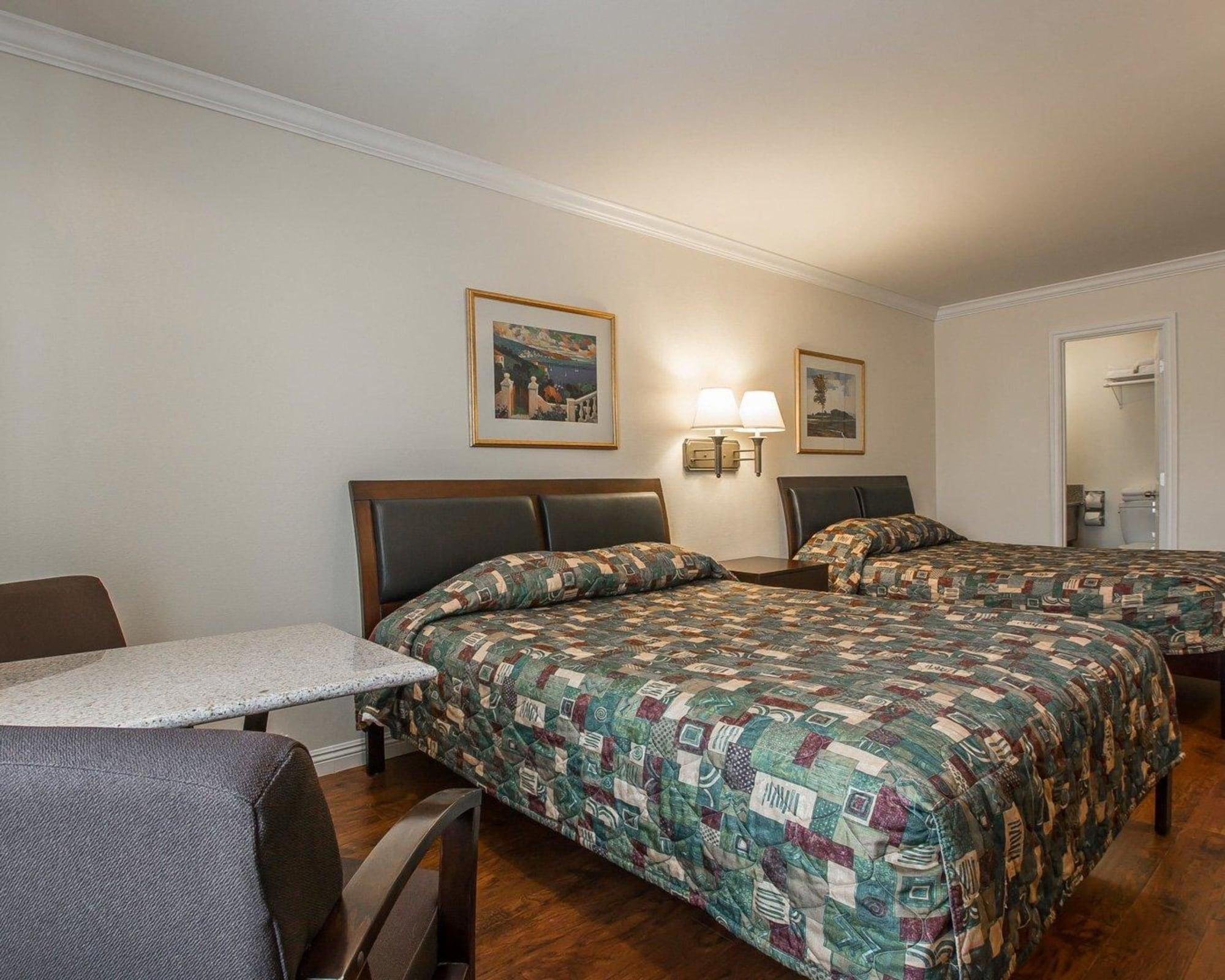 Rodeway Inn Ривърсайд Стая снимка