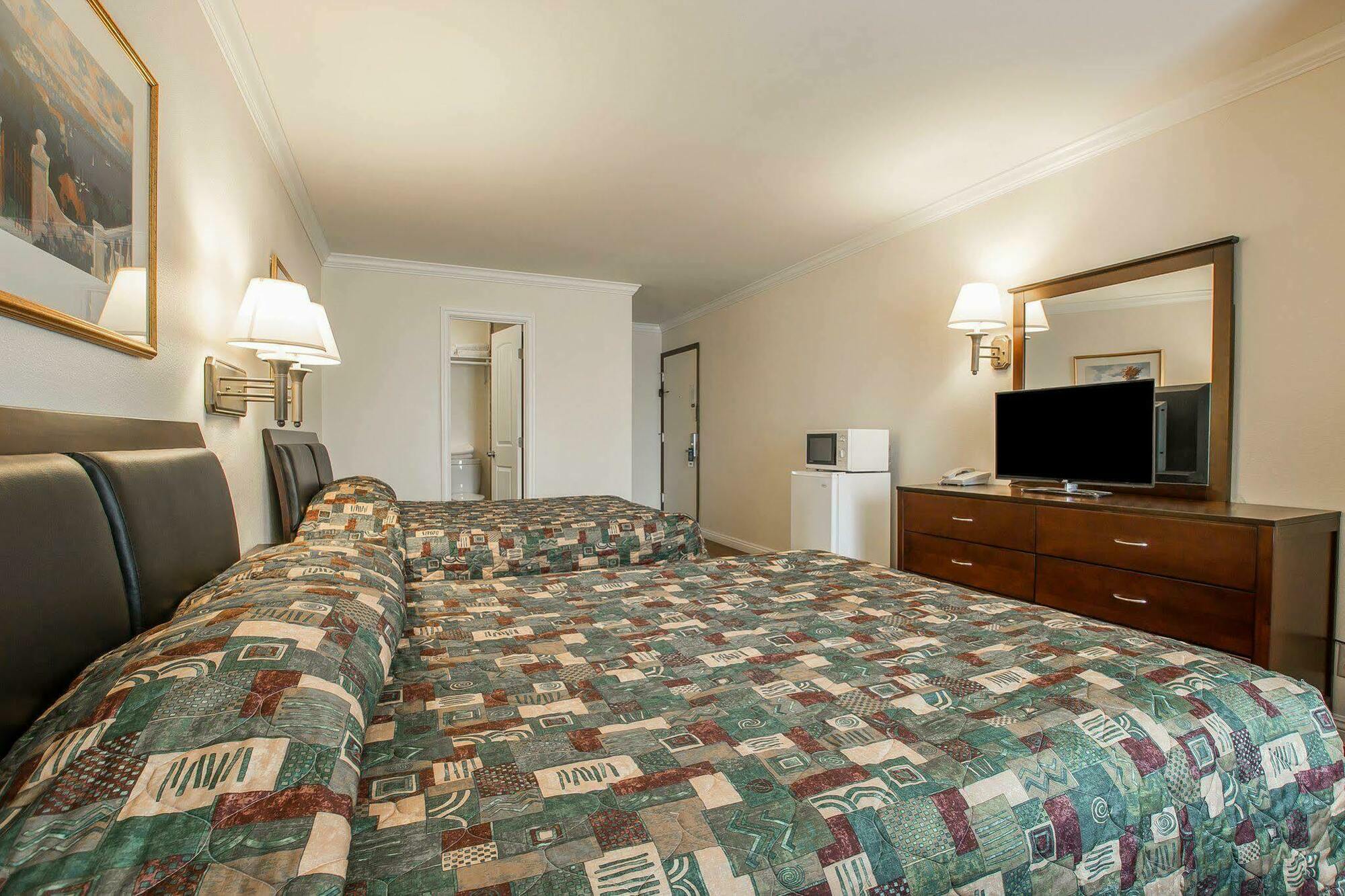 Rodeway Inn Ривърсайд Екстериор снимка